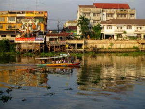 Boat crossing the Pasak River to Ayutthaya Island Boat crossing the Pasak River to Ayutthaya Island