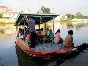 Boat crossing to "Ayutthaya Island" Boat crossing to "Ayutthaya Island"