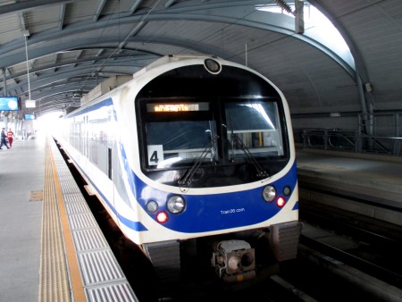 City Line Train arriving at Ratchaprarop