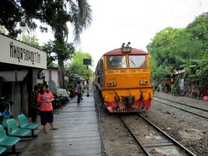Eastern Line train stopping at Phaya Thai