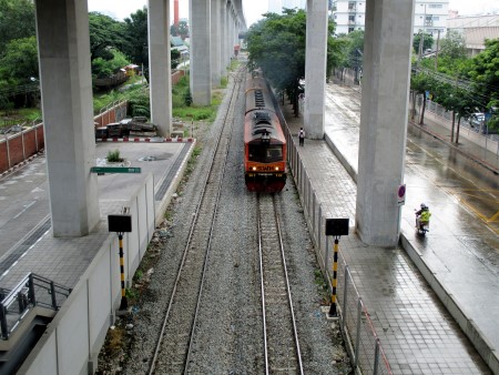 Eastern line train coming from Makkasan train station