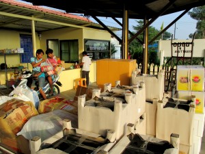 Luggage and cargo service counter at Ayutthaya Railway Station Luggage and cargo service counter at Ayutthaya Railway Station
