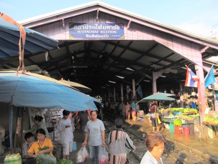 photo of the Maha Chai railway station