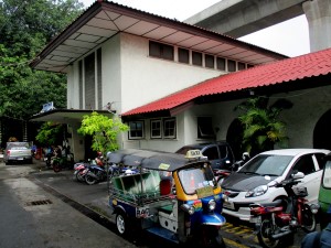 Makkasan Railway Station main entrance on Nikhom Makkasan Road