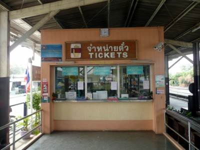 The ticket counter at Thonburi railway station