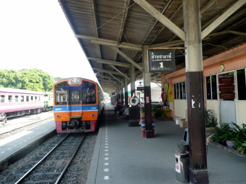 Photo of a train about to leave at Thonburi Railway Station in Bangkok Photo of a train about to leave at Thonburi Railway Station in Bangkok