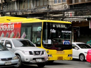 bus 504 arriving at Makkasan Intersection on Ratchaprarop Road