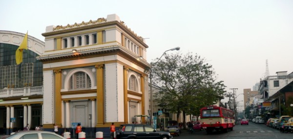 The bus stop for bus number 53 to Banglamphuu and Khaosan Road