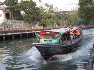 photo of a canal boat arriving at Asoke pier