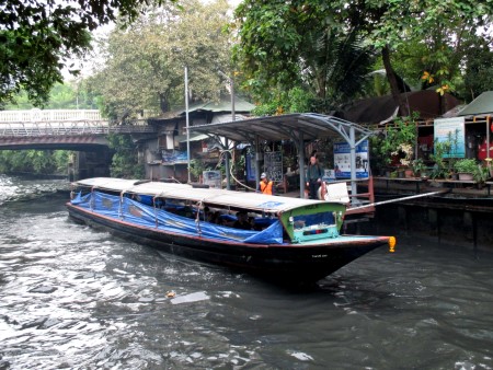 Canal boat arriving at Hua Chang pier