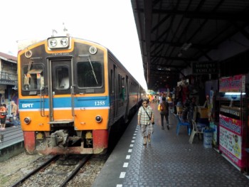 commuter train at Wongwian Yai station