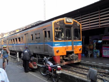 commuter train heading off to Maha Chai