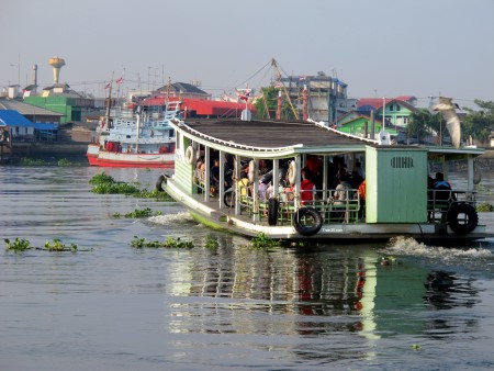 photo of the ferry crossing Tha Chin river to Ban Laem train station