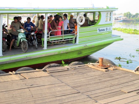 ferry boat arriving Maha Chai pier
