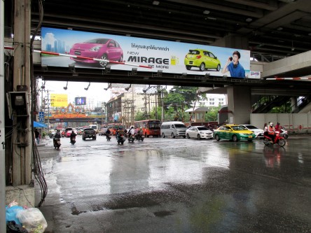 Intersection and level crossing below Ratchaprarop Airport Rail Link