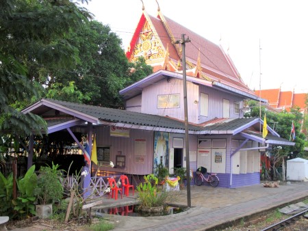 Lovely purple station on the Wongwian Yai-Maha Chai railway line