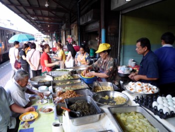 platform restaurant at Wongwian Yai station