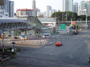 the walk way and the MRT Petchaburi station from Makkasan station