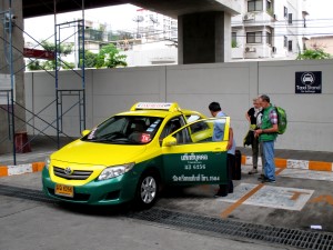 tourists boarding a Bangkok Taxi taxi at Phaya Thai