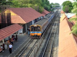 Photo of a train arriving at Samsen