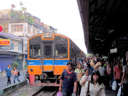 photo of a Train arriving at Wongwian Yai