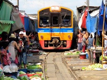 A train leaving Mae Klong station