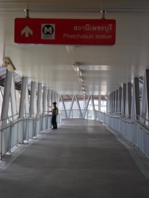 the walk way to Petchaburi MRT station from Makkasan
