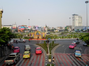 Photo ot the Wongwian Yai roundabout and Taksin statue